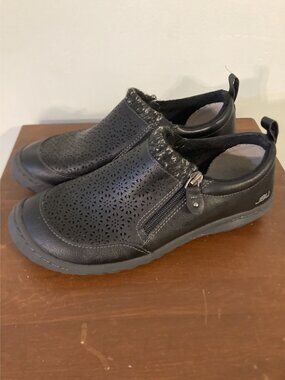 JBU By Jambu Amber Black Slip-On Shoes W/ Faux Fur & Laser Cut Design Womens Siz